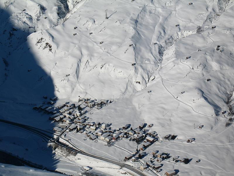 20081227_guggernuell_michi 012.jpg - Tiefblick auf Nufenen. Splügen sieht man vom Gipfel nicht obwohl der Berg dem Dorf die Sonne nimmt.